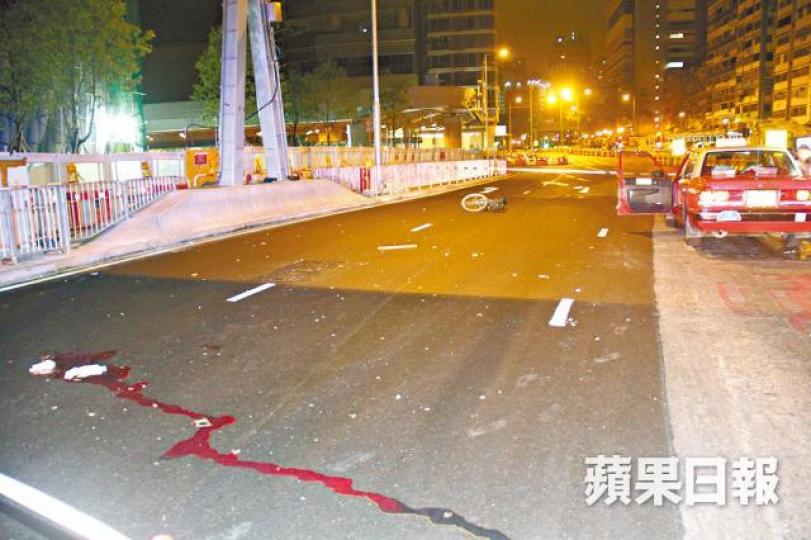■肇事外賣單車被撞至後輪變形,意外現場遺下血迹。謝志輝攝 ■肇事外賣單車被撞至後輪變形,意外現場遺下血迹。謝志輝攝