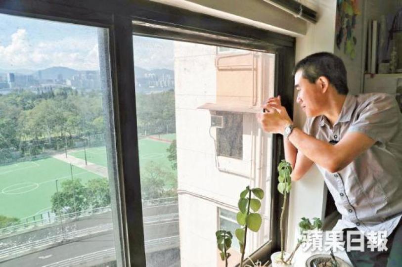 ■張朝敦在家中往外看便是維園,每年他都會先於窗邊觀看情況,再找較鬆動的位置參與六四燭光集會。許頌明攝■基於「被遺忘」的危機感,張朝敦過去10年都有記錄維園集會情況。 ■張朝敦在家中往外看便是維園,每年他都會先於窗邊觀看情況,再找較鬆動的位置參與六四燭光集會。許頌明攝■基於「被遺忘」的危機感,張朝敦過去10年都有記錄維園集會情況。
