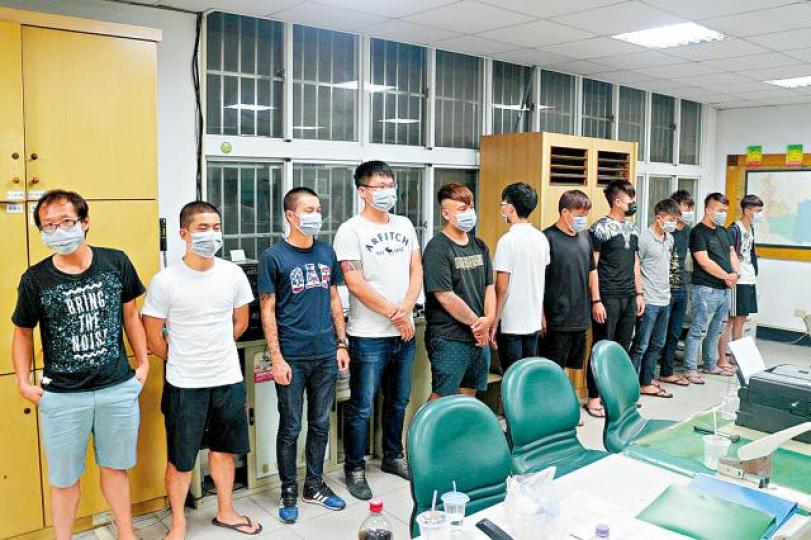 ■部份疑犯被緝拿歸案。台灣《蘋果日報》枉死士兵何勝文■警方查扣球棍、利器等大批證物。台灣《蘋果日報》 ■部份疑犯被緝拿歸案。台灣《蘋果日報》枉死士兵何勝文■警方查扣球棍、利器等大批證物。台灣《蘋果日報》