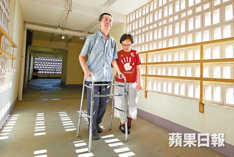 ■現年61歲的吳博君患「漸凍人症」,太太則有小兒麻痹,兩人結婚11年,甘苦與共。■艾威(右)和虞天偉曾到醫院探望吳博君,艾威並介紹中醫給他治療。■二十多年沒見的魯振順(左一)、湯鎮業(右二)和劉少君(右一)到醫院探望,令吳博君暖在心。■吳博君在無綫19年拍過多部劇集,主要演小人物角色。電視圖片 ■現年61歲的吳博君患「漸凍人症」,太太則有小兒麻痹,兩人結婚11年,甘苦與共。■艾威(右)和虞天偉曾到醫院探望吳博君,艾威並介紹中醫給他治療。■二十多年沒見的魯振順(左一)、湯鎮業(右二)和劉少君(右一)到醫院探望,令吳博君暖在心。■吳博君在無綫19年拍過多部劇集,主要演小人物角色。電視圖片