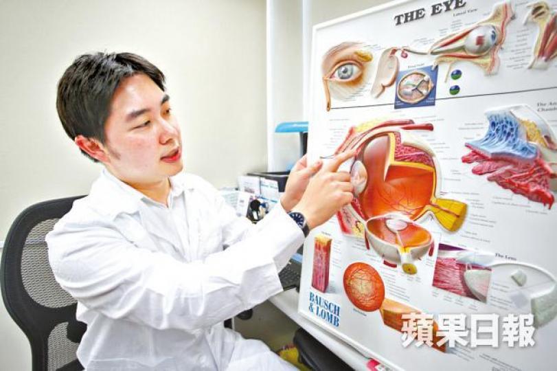■施愷迪表示強鹼化學物入眼引致的損傷會較嚴重。李潤芳攝■眼科醫生用顯微鏡可檢查到角膜受損程度。 ■施愷迪表示強鹼化學物入眼引致的損傷會較嚴重。李潤芳攝■眼科醫生用顯微鏡可檢查到角膜受損程度。