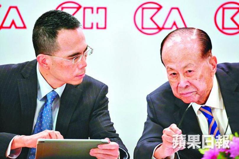 ■李嘉誠(右)交棒後,即傳出李澤鉅於英國「掃貨」。資料圖片 ■李嘉誠(右)交棒後,即傳出李澤鉅於英國「掃貨」。資料圖片