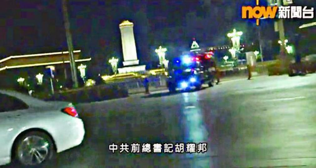 ■天安門廣場昨晚有警車在場戒備。now新聞台畫面 ■天安門廣場昨晚有警車在場戒備。now新聞台畫面
