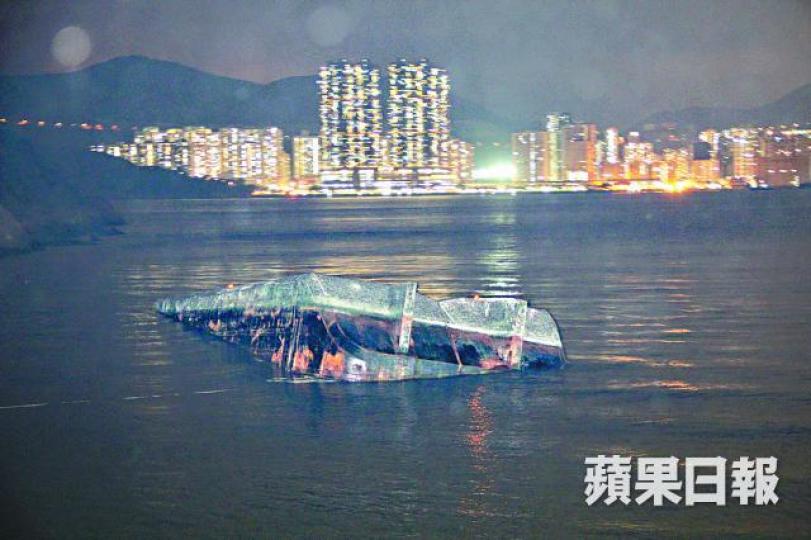 ■翻沉的運沙船上周六被運返水警基地。溫文學攝 ■翻沉的運沙船上周六被運返水警基地。溫文學攝