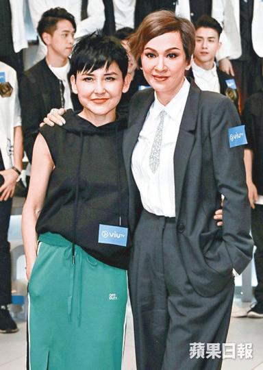 ■余安安(右)和劉美君昨日與一班《全民造星》參賽者見面。 ■余安安(右)和劉美君昨日與一班《全民造星》參賽者見面。