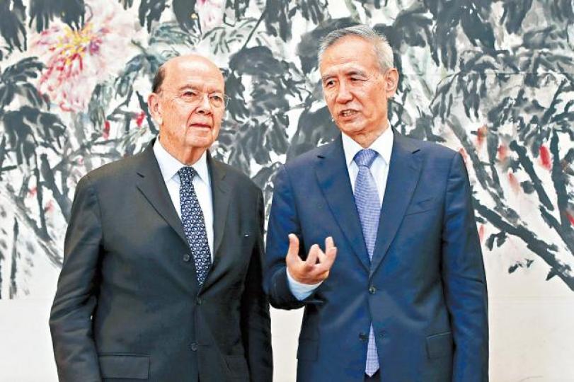 ■美國商務部長羅斯(左)和國務院副總理劉鶴昨在北京談判。美聯社 ■美國商務部長羅斯(左)和國務院副總理劉鶴昨在北京談判。美聯社