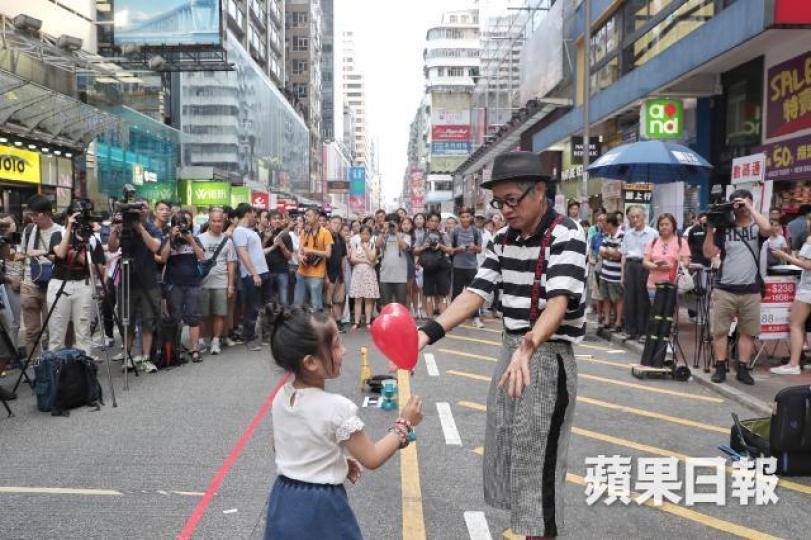 ■資深街頭藝人「Mr. Funny」蘇春就闊別8年後重返旺角表演。許頌明攝 ■資深街頭藝人「Mr. Funny」蘇春就闊別8年後重返旺角表演。許頌明攝