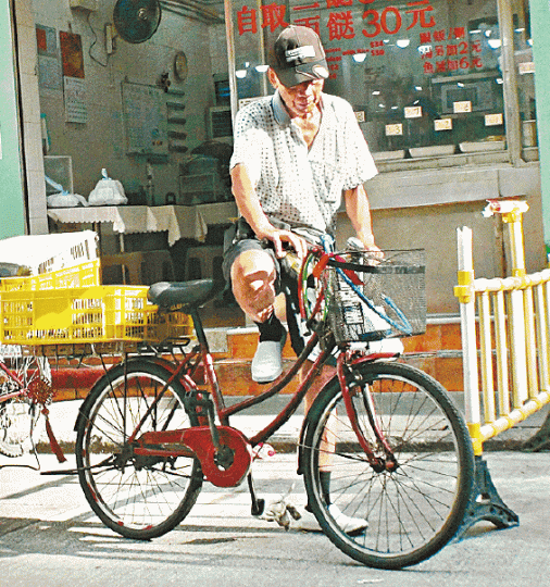 ■鍾叔指騎單車送外賣時薪38元至50元不等,高時薪主要是做通宵工作。溫瑞麟攝 ■鍾叔指騎單車送外賣時薪38元至50元不等,高時薪主要是做通宵工作。溫瑞麟攝