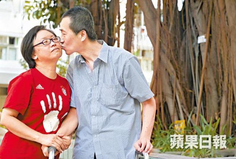 ■吳博君與太太相愛多年,即使患病太太亦不離不棄。 ■吳博君與太太相愛多年,即使患病太太亦不離不棄。