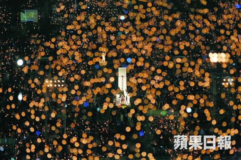 ■11.5萬人參與昨晚的維園六四集會,點點燭光在雙重曝光下,顯得格外耀眼。謝榮耀攝■雖然有新一代認為六四距離太遠,但昨晚仍有不少年輕人參與集會。陳善南攝■參與六四集會的人昨坐滿6個維園足球場,部份人需坐在球場外草地。李家皓攝 ■11.5萬人參與昨晚的維園六四集會,點點燭光在雙重曝光下,顯得格外耀眼。謝榮耀攝■雖然有新一代認為六四距離太遠,但昨晚仍有不少年輕人參與集會。陳善南攝■參與六四集會的人昨坐滿6個維園足球場,部份人需坐在球場外草地。李家皓攝