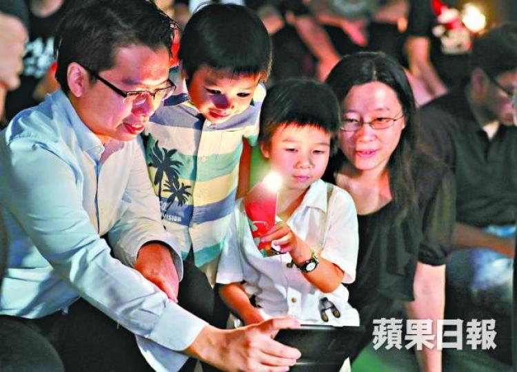 ■有市民一家大細出席集會,承傳六四記憶。何柏佳攝■國殤之柱昨日由港大生按照傳統洗刷。何頴賢攝 ■有市民一家大細出席集會,承傳六四記憶。何柏佳攝■國殤之柱昨日由港大生按照傳統洗刷。何頴賢攝