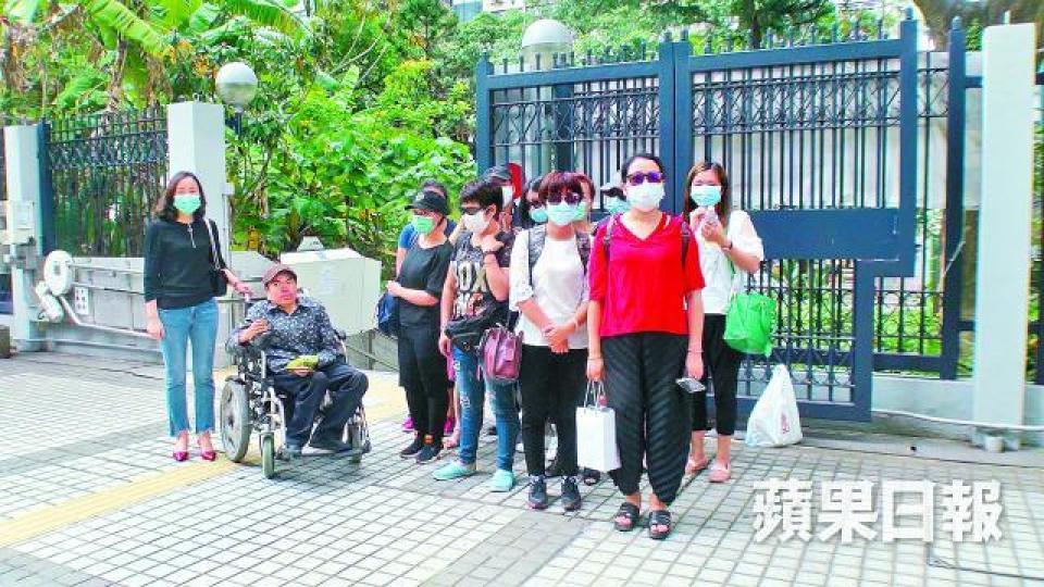 ■12名苦主昨日到尖沙嘴警署報案。詹家志攝 ■12名苦主昨日到尖沙嘴警署報案。詹家志攝