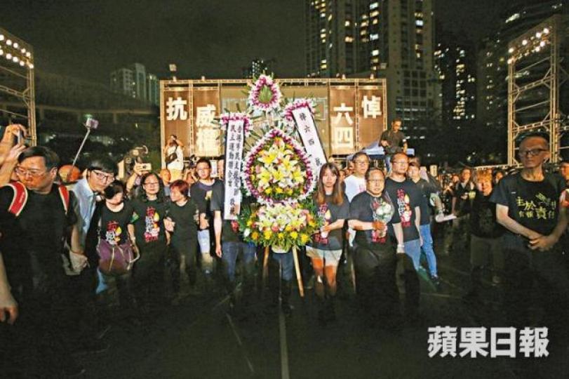 ■支聯會昨向六四死難者獻花牌致哀。陳善南攝 ■支聯會昨向六四死難者獻花牌致哀。陳善南攝