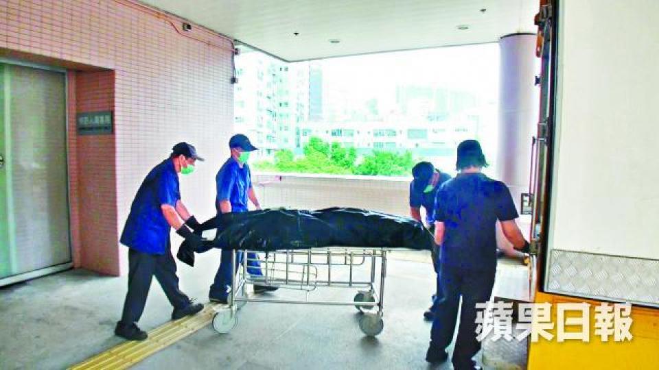 ■南亞漢遺體由仵工抬往殮房。 ■南亞漢遺體由仵工抬往殮房。