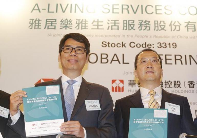 ■雅生活股價一個月升近四成;圖為集團聯席主席黃奉潮(左)。資料圖片 ■雅生活股價一個月升近四成;圖為集團聯席主席黃奉潮(左)。資料圖片