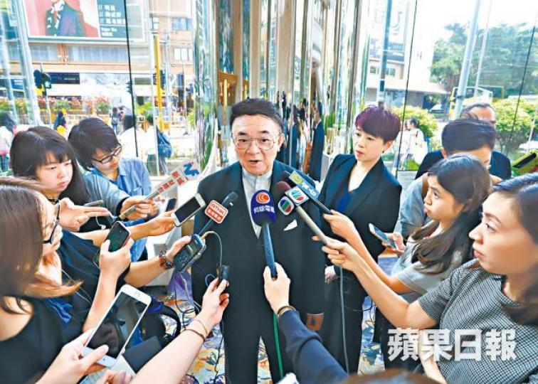 ■羅旭瑞在股東會後匆匆答記者幾句就閃。 ■羅旭瑞在股東會後匆匆答記者幾句就閃。