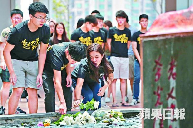 ■港大學生會昨向國殤之柱獻花,表示傳承追求民主精神。何頴賢攝 ■港大學生會昨向國殤之柱獻花,表示傳承追求民主精神。何頴賢攝