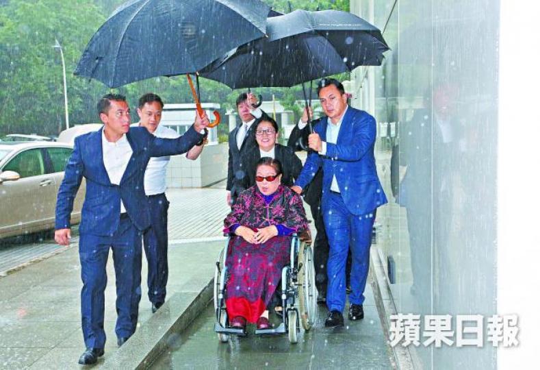 ■羅老太昨在多人撐傘簇擁下抵達法庭。李潤芳攝■羅嘉瑞昨日首次現身旁聽。 ■羅老太昨在多人撐傘簇擁下抵達法庭。李潤芳攝■羅嘉瑞昨日首次現身旁聽。