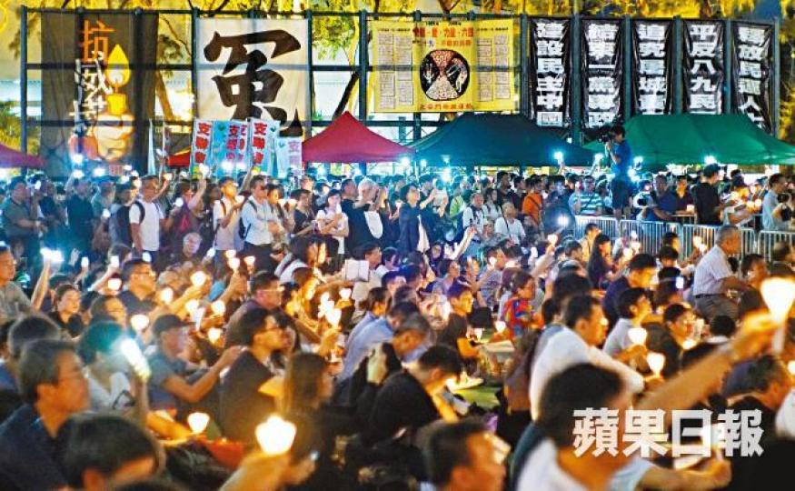■維園昨晚滿佈燭光,市民無懼中共恫嚇,堅持叫喊「結束一黨專政」。何家達攝■參加者高舉燭光以示要求平反六四的決心。■李卓人昨表明不會為選舉犧牲原則。易仰民攝 ■維園昨晚滿佈燭光,市民無懼中共恫嚇,堅持叫喊「結束一黨專政」。何家達攝■參加者高舉燭光以示要求平反六四的決心。■李卓人昨表明不會為選舉犧牲原則。易仰民攝
