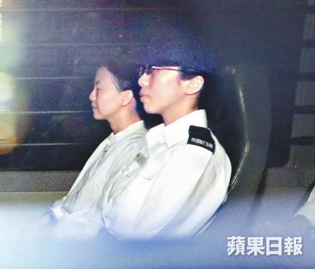 ■唐琳玲於裁決後由囚車押送至青山灣入境事務中心。李家皓攝■昨晚唐琳玲(箭嘴示)刑滿出獄後被遣返內地。莊建鑫攝 ■唐琳玲於裁決後由囚車押送至青山灣入境事務中心。李家皓攝■昨晚唐琳玲(箭嘴示)刑滿出獄後被遣返內地。莊建鑫攝