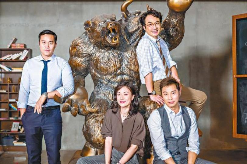 ■《東方華爾街》的演員包括張孝全、吳鎮宇、張可頤及譚耀文。劇照■劇內一幕出現「公民抗命」、「官商勾結」等字眼。劇照 ■《東方華爾街》的演員包括張孝全、吳鎮宇、張可頤及譚耀文。劇照■劇內一幕出現「公民抗命」、「官商勾結」等字眼。劇照