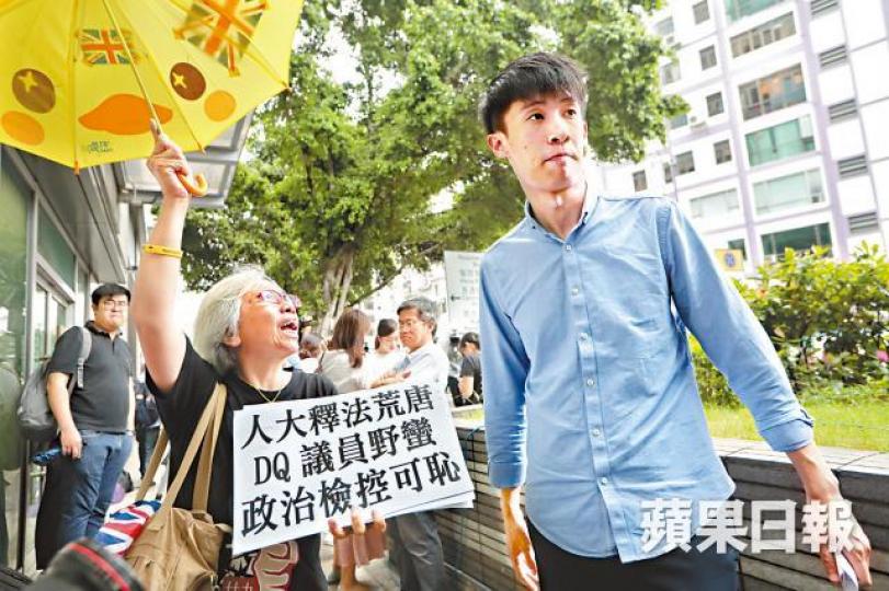 【誓上訴】■梁頌恆昨離庭時獲法庭常客王婆婆打氣。夏家朗攝■梁頌恆與議助張子龍(右)均獲准保釋等候上訴。 【誓上訴】■梁頌恆昨離庭時獲法庭常客王婆婆打氣。夏家朗攝■梁頌恆與議助張子龍(右)均獲准保釋等候上訴。