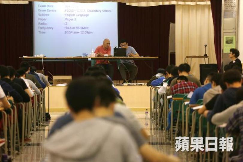 ■考評局加強學校提名監考員的指引,要求監考員不可與補習社人員或事務相關。 ■考評局加強學校提名監考員的指引,要求監考員不可與補習社人員或事務相關。