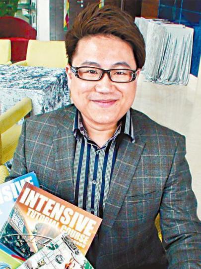 ■現代教育導師蕭源,曾「貼中」中文科會考作文卷試題而聲名大噪。資料圖片 ■現代教育導師蕭源,曾「貼中」中文科會考作文卷試題而聲名大噪。資料圖片