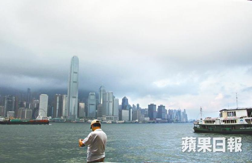 ■一股熱帶低氣壓靠近本港,料未來數日將持續陰天。 ■一股熱帶低氣壓靠近本港,料未來數日將持續陰天。