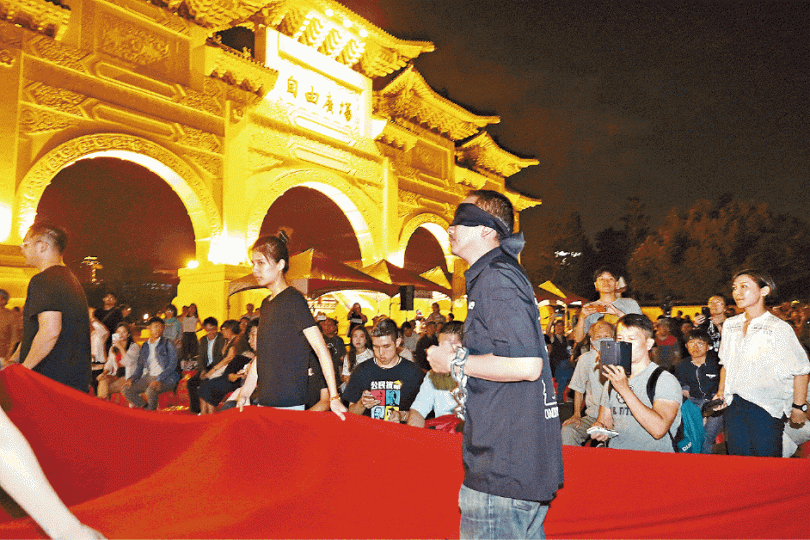 【台灣】■台灣人權促進會昨晚在台北自由廣場舉辦六四紀念晚會。台灣《蘋果日報》■蔡英文在facebook以簡體字發帖,呼籲北京當局正視六四事件。互聯網 【台灣】■台灣人權促進會昨晚在台北自由廣場舉辦六四紀念晚會。台灣《蘋果日報》■蔡英文在facebook以簡體字發帖,呼籲北京當局正視六四事件。互聯網