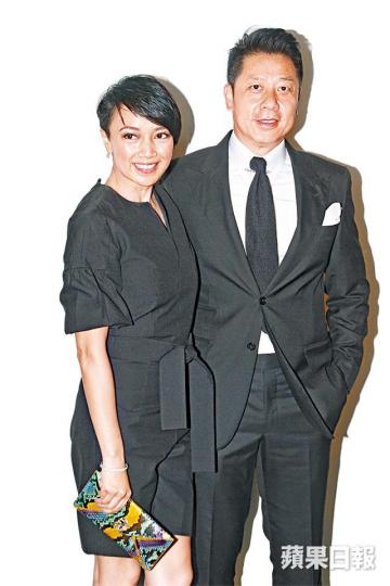 ■楊婉儀與丈夫王帥勳昨被入稟追討376萬欠款,及交出用作還款保證的港姐后冠與加州物業。資料圖片■楊婉儀的后冠、權杖及袍釦95年時價值123萬元。資料圖片■楊婉儀經營的幼稚園月前已結業。資料圖片■楊婉儀與王帥勳03年結婚,結婚時王帥勳戴着楊婉儀的后冠接新娘。■85年港姐冠軍謝寧透露她的后冠是玻璃道具,並非真鑽石。資料圖片■謝寧昨日對楊婉儀以后冠作借款抵押一事感可惜。攝影:陳慧安■曾將后冠拍賣籌款的96年港姐冠軍李珊珊,表示關心楊婉儀情況。資料圖片 ■楊婉儀與丈夫王帥勳昨被入稟追討376萬欠款,及交出用作還款保證的港姐后冠與加州物業。資料圖片■楊婉儀的后冠、權杖及袍釦95年時價值123萬元。資料圖片■楊婉儀經營的幼稚園月前已結業。資料圖片■楊婉儀與王帥勳03年結婚,結婚時王帥勳戴着楊婉儀的后冠接新娘。■85年港姐冠軍謝寧透露她的后冠是玻璃道具,並非真鑽石。資料圖片■謝寧昨日對楊婉儀以后冠作借款抵押一事感可惜。攝影:陳慧安■曾將后冠拍賣籌款的96年港姐冠軍李珊珊,表示關心楊婉儀情況。資料圖片