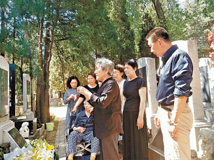 ■天安門母親成員昨獲准到萬安公墓拜祭死難者,但公墓保安嚴密,門口被封鎖,有多名便衣和公安把守。受訪者提供圖片■北京天安門廣場昨日保安比平時加強,有公安警車巡邏,亦有武警和帶備防暴棍的人駐守。美聯社 ■天安門母親成員昨獲准到萬安公墓拜祭死難者,但公墓保安嚴密,門口被封鎖,有多名便衣和公安把守。受訪者提供圖片■北京天安門廣場昨日保安比平時加強,有公安警車巡邏,亦有武警和帶備防暴棍的人駐守。美聯社