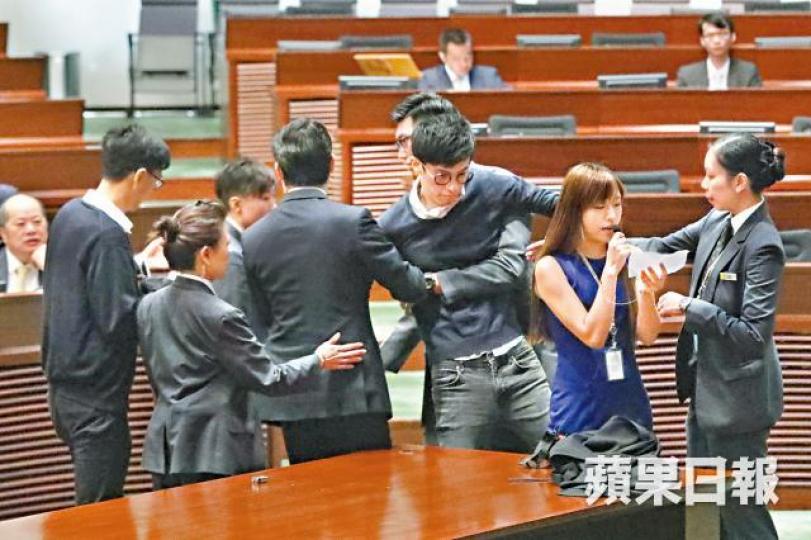 ■2016年11月,梁頌恆及游蕙禎闖入立法會宣誓。 ■2016年11月,梁頌恆及游蕙禎闖入立法會宣誓。