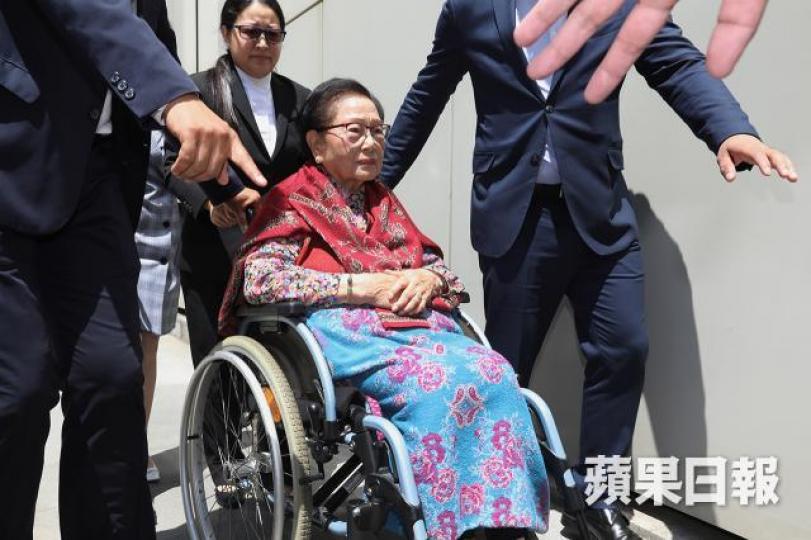 ■好多富豪搞家族信託基金,以防後人爭產,但時不時有拗撬。圖為鷹君爭產案開審,羅老太羅杜莉君到法庭聽審。 資料圖片 ■好多富豪搞家族信託基金,以防後人爭產,但時不時有拗撬。圖為鷹君爭產案開審,羅老太羅杜莉君到法庭聽審。 資料圖片