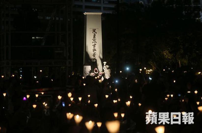 ■今年六四維園燭光集會有不少年輕人出席。 ■今年六四維園燭光集會有不少年輕人出席。