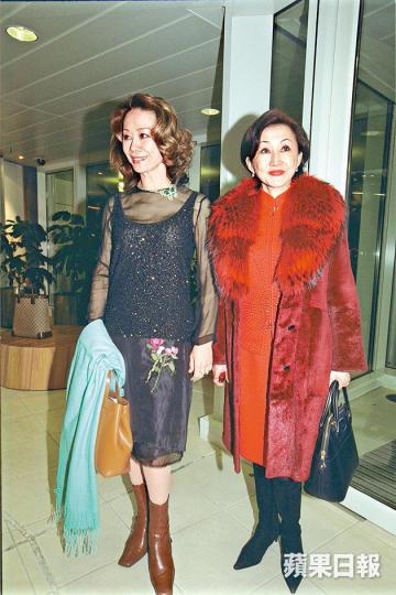 ■林燕妮愛出入ball場;圖為她於02年與鄭明明參加晚會。鄧達智 ■林燕妮愛出入ball場;圖為她於02年與鄭明明參加晚會。鄧達智