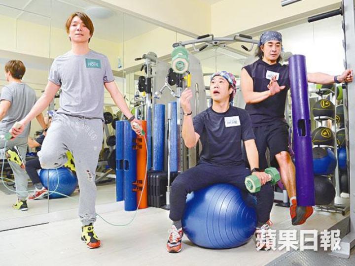 ■(左起)阿偉、泥鯭及阿正日前為演唱會宣傳,兼到健身室鍛煉體能。■泥鯭為開騷操弗,準備獻出入行以來的第一次,嘗試跳舞。■阿正手瓜起展,平日有做開運動。■RubberBand除籌備演唱會外,亦埋首錄歌出新碟。資料圖片 ■(左起)阿偉、泥鯭及阿正日前為演唱會宣傳,兼到健身室鍛煉體能。■泥鯭為開騷操弗,準備獻出入行以來的第一次,嘗試跳舞。■阿正手瓜起展,平日有做開運動。■RubberBand除籌備演唱會外,亦埋首錄歌出新碟。資料圖片
