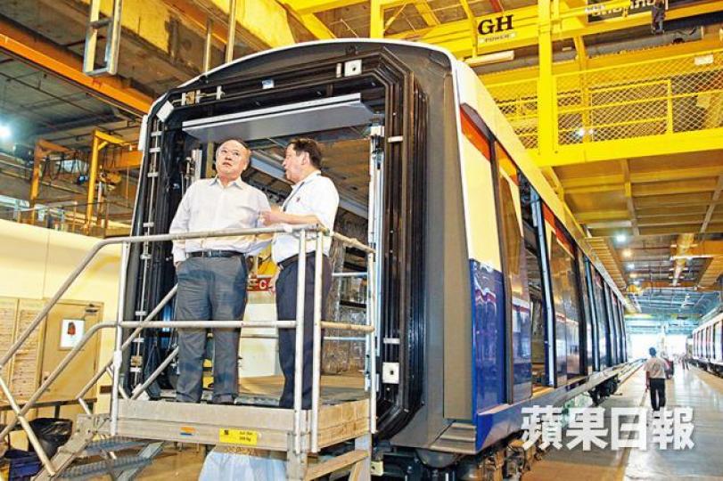 ■今日成為曼谷鐵路大王,黃創山(左)自言︰「留喺香港,我冇今日。」林志謙攝■84--85年度精工擊敗南華奪總督盃,班主黃創山與隊長胡國雄捧着獎盃合照。■黃創山(後排中)領班的精工,曾雄霸80年代本港球壇。■2013年時任政務司長的林鄭月娥與黃創山會面,了解曼谷大眾運輸系統。 ■今日成為曼谷鐵路大王,黃創山(左)自言︰「留喺香港,我冇今日。」林志謙攝■84--85年度精工擊敗南華奪總督盃,班主黃創山與隊長胡國雄捧着獎盃合照。■黃創山(後排中)領班的精工,曾雄霸80年代本港球壇。■2013年時任政務司長的林鄭月娥與黃創山會面,了解曼谷大眾運輸系統。