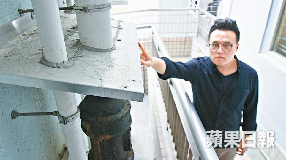 ■民協社區統籌主任徐溢軒斥房署加裝防鼠擋板不力。 ■民協社區統籌主任徐溢軒斥房署加裝防鼠擋板不力。