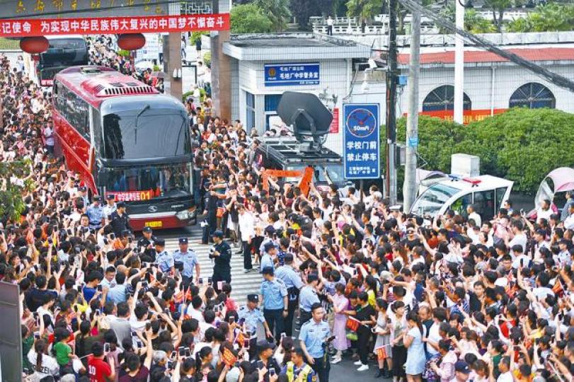 ■昨早8時8分,首批送考車隊開出學校,家屬夾道歡送,預祝考生金榜題名。中新社■河北應屆高考生「拗手瓜」減壓。 新華社 ■昨早8時8分,首批送考車隊開出學校,家屬夾道歡送,預祝考生金榜題名。中新社■河北應屆高考生「拗手瓜」減壓。 新華社