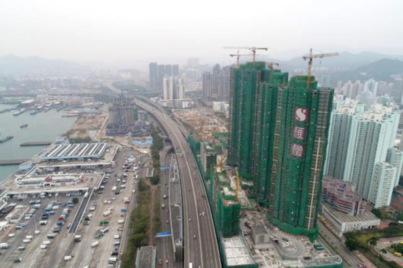 ■鐵路上蓋地皮,是近年大量私樓嘅主力供應。資料圖片 ■鐵路上蓋地皮,是近年大量私樓嘅主力供應。資料圖片