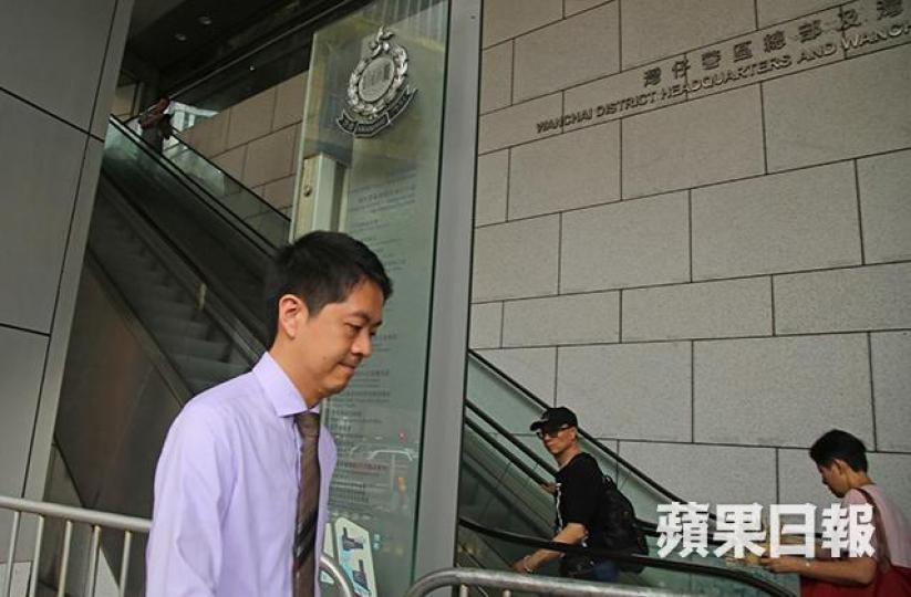 ■許智峯昨上午到灣仔警察總部報到。朱家駿攝 ■許智峯昨上午到灣仔警察總部報到。朱家駿攝