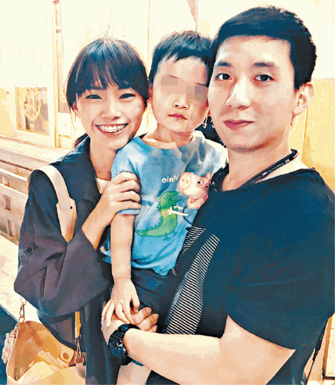 ■吳彥霆與妻兒一家三口本來幸福美滿,如今天人永隔。互聯網■搜救人員發現的F16戰機黑盒部件,惟記憶體尚未尋獲。台灣《蘋果日報》■軍方人員將部份屍塊送到基隆殯儀館冷藏。台灣《蘋果日報》■墜機現場找到未爆的彈藥。台灣《蘋果日報》■搜救人員換班時躺在地上休息。 ■吳彥霆與妻兒一家三口本來幸福美滿,如今天人永隔。互聯網■搜救人員發現的F16戰機黑盒部件,惟記憶體尚未尋獲。台灣《蘋果日報》■軍方人員將部份屍塊送到基隆殯儀館冷藏。台灣《蘋果日報》■墜機現場找到未爆的彈藥。台灣《蘋果日報》■搜救人員換班時躺在地上休息。
