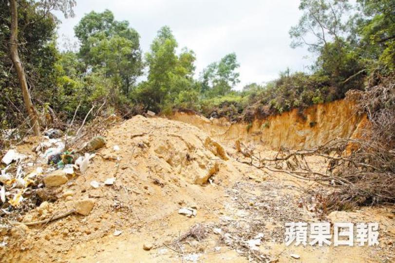 ■大欖郊野公園約百米外的官地有泥頭散落,梁福元否認倒泥。■梁福元 ■大欖郊野公園約百米外的官地有泥頭散落,梁福元否認倒泥。■梁福元