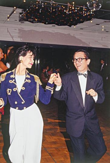 ■林燕妮與黃霑一段14年戀情為人熟知,兩人曾於1976年共同創立「黃與林廣告公司」。■1989年黃霑於金庸府邸飲宴期間向林燕妮求婚,倪震、李嘉欣及羅德丞亦在場。 ■林燕妮與黃霑一段14年戀情為人熟知,兩人曾於1976年共同創立「黃與林廣告公司」。■1989年黃霑於金庸府邸飲宴期間向林燕妮求婚,倪震、李嘉欣及羅德丞亦在場。