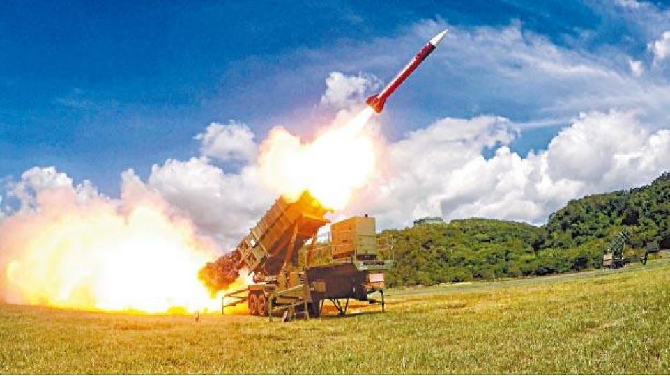 ■國軍昨在漢光演習中發射天弓導彈。路透社 ■國軍昨在漢光演習中發射天弓導彈。路透社