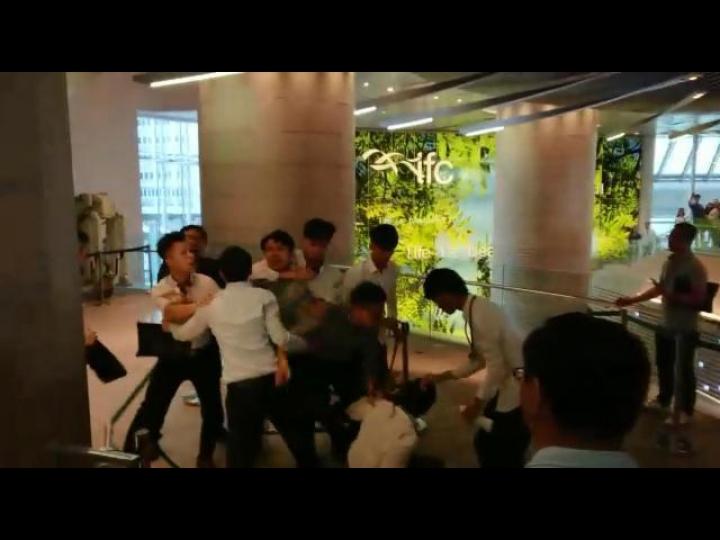 ■樓花銷售不斷出現集體打鬥事件,背後反映了「搵食艱難」。資料圖片 ■樓花銷售不斷出現集體打鬥事件,背後反映了「搵食艱難」。資料圖片