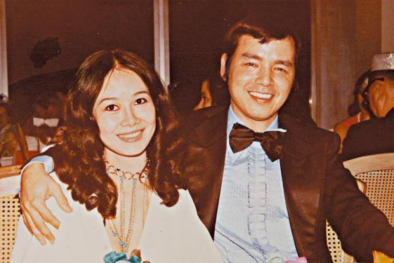 ■林燕妮與前夫李忠琛於1966成婚,惟最終因感情不合而離婚。■林燕妮與前夫的胞弟李小龍感情要好,早年她跟前老爺李海泉及小龍合照留念。李小龍會圖片■與前夫所生的兒子李凱豪,一度和林燕妮成為仇人。 ■林燕妮與前夫李忠琛於1966成婚,惟最終因感情不合而離婚。■林燕妮與前夫的胞弟李小龍感情要好,早年她跟前老爺李海泉及小龍合照留念。李小龍會圖片■與前夫所生的兒子李凱豪,一度和林燕妮成為仇人。