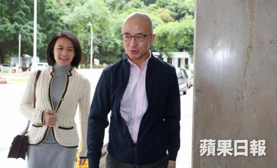 ■羅寶瑋(左)噚日跟住爸爸羅啟瑞去高院。李潤芳攝 ■羅寶瑋(左)噚日跟住爸爸羅啟瑞去高院。李潤芳攝
