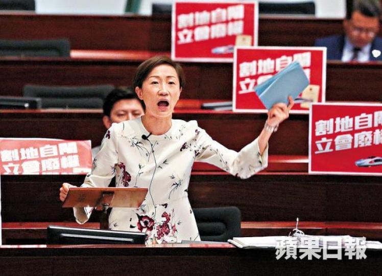 ■陳淑莊指提中止待續是因一地兩檢方案違憲,草案審議匆匆了事。■莫乃光與區諾軒昨在會議期間與陳帆交談。 ■陳淑莊指提中止待續是因一地兩檢方案違憲,草案審議匆匆了事。■莫乃光與區諾軒昨在會議期間與陳帆交談。